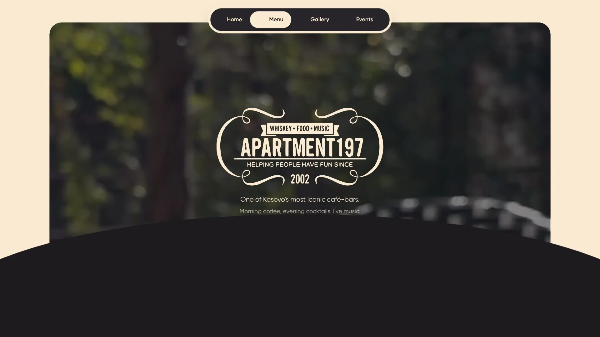 Kalimi në një faqe tjetër në apartment197.com: shenja krem rrëshqet te Menu, një panel i errët me majë të rrumbullakët ngrihet mbi ballinë, pastaj pikon e largohet mbi menynë