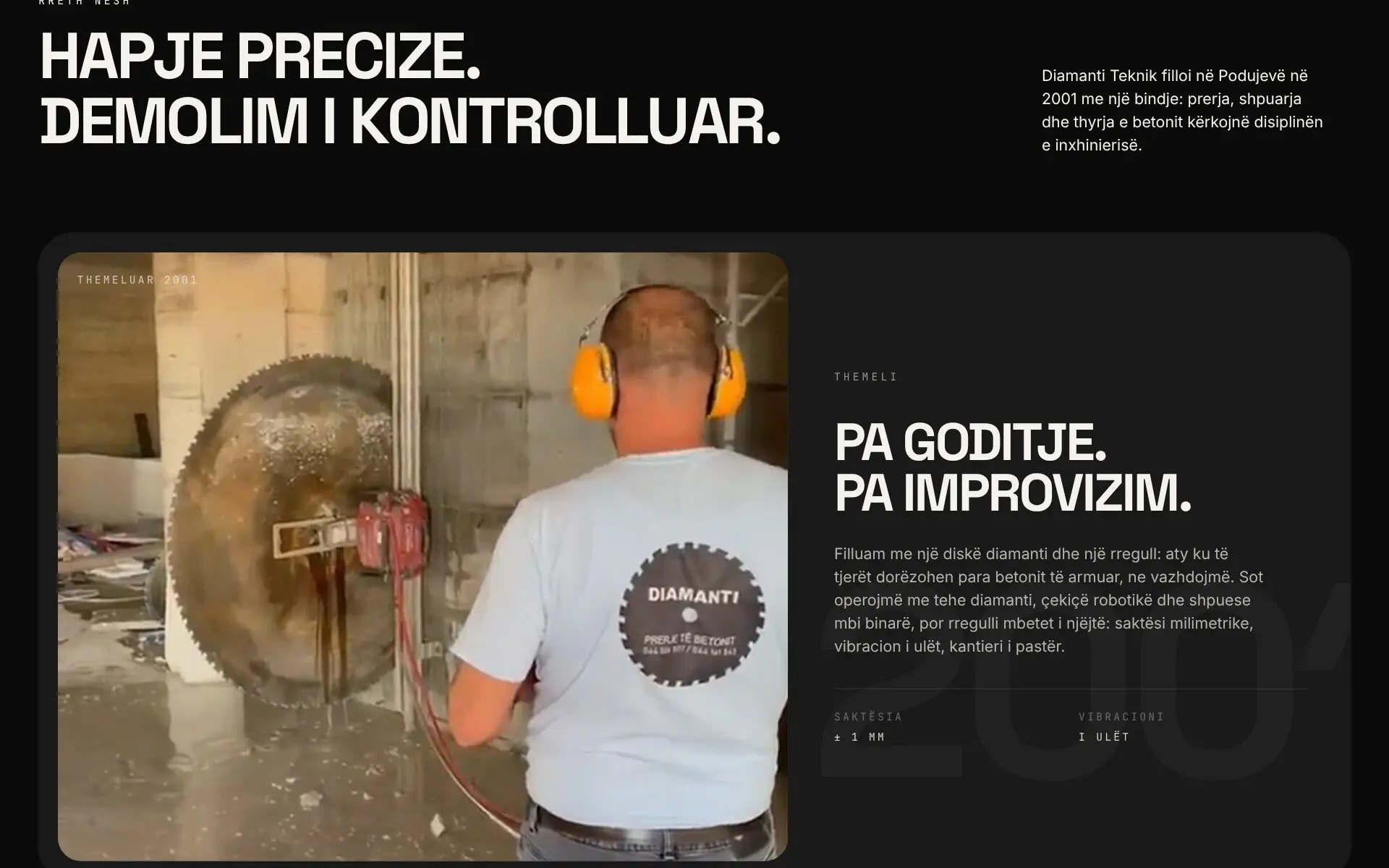 Karta e prezantimit në ballinën e Diamanti Teknik, nën titullin Hapje precize, demolim i kontrolluar: filmi i vetë kompanisë me një punëtor që pret beton me sharrë muri luan pranë tekstit