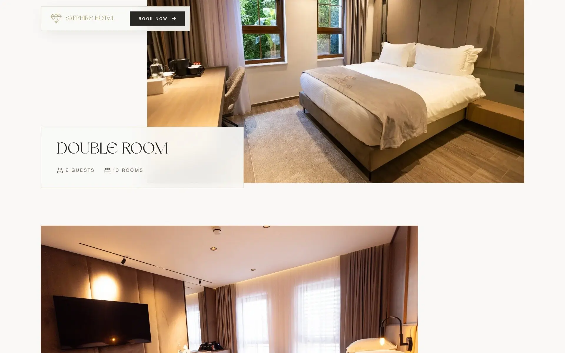 Faqja e dhomave në sapphirehotelks.com: fotoja e çdo dhome hapet nga lart poshtë kur del në ekran, me kartën e saj prej xhami pas saj